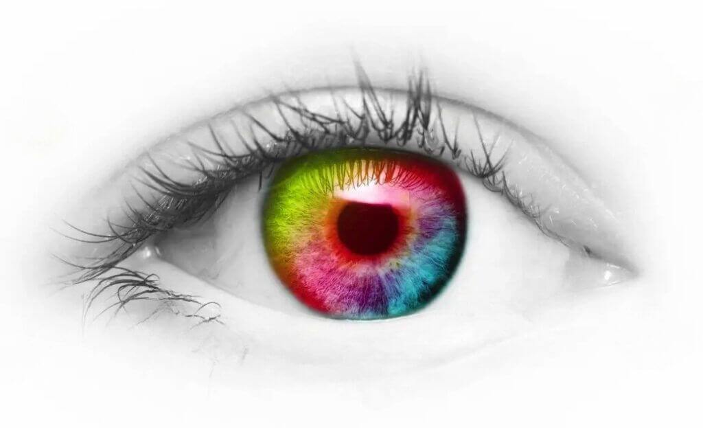 Ojo con pupila de los colores del arcoiris